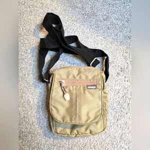 Ebags Crossbody/Shoulder back in euc Olive Green Black Outdoors Hiking Gorpcore